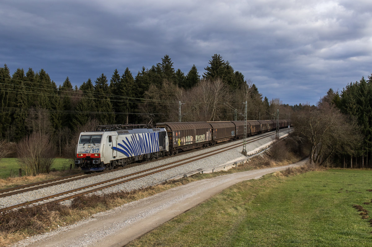189 917 fährt mit dem Boschzug bei Grabenstätt in Richtung München, aufgenommen am 11. Dezember 2016.