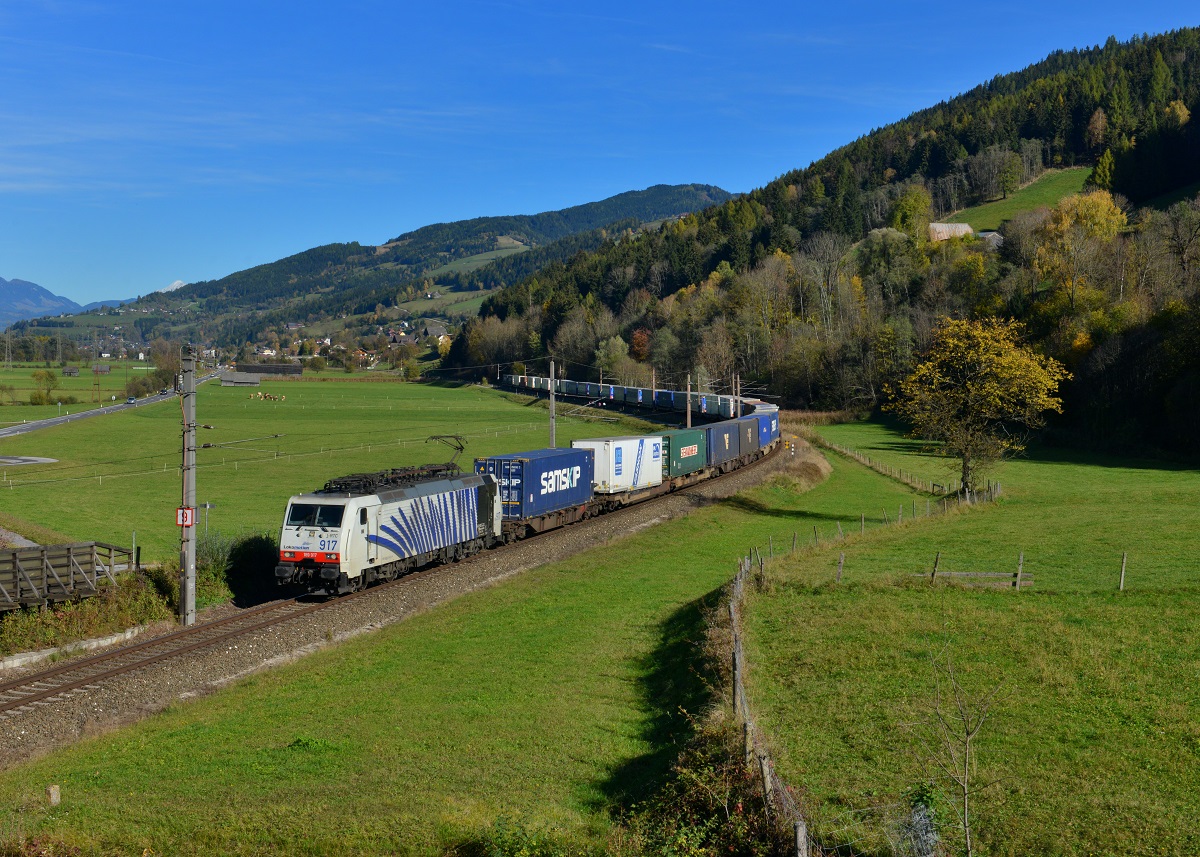 189 917 mit dem umgeleiteten DGS 41850 am 24.10.2015 bei Öblarn. 