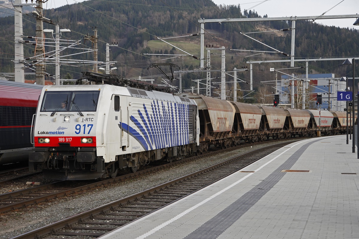 189 917 mit Güterzug in Bruck/Mur am 21.03.2014.
