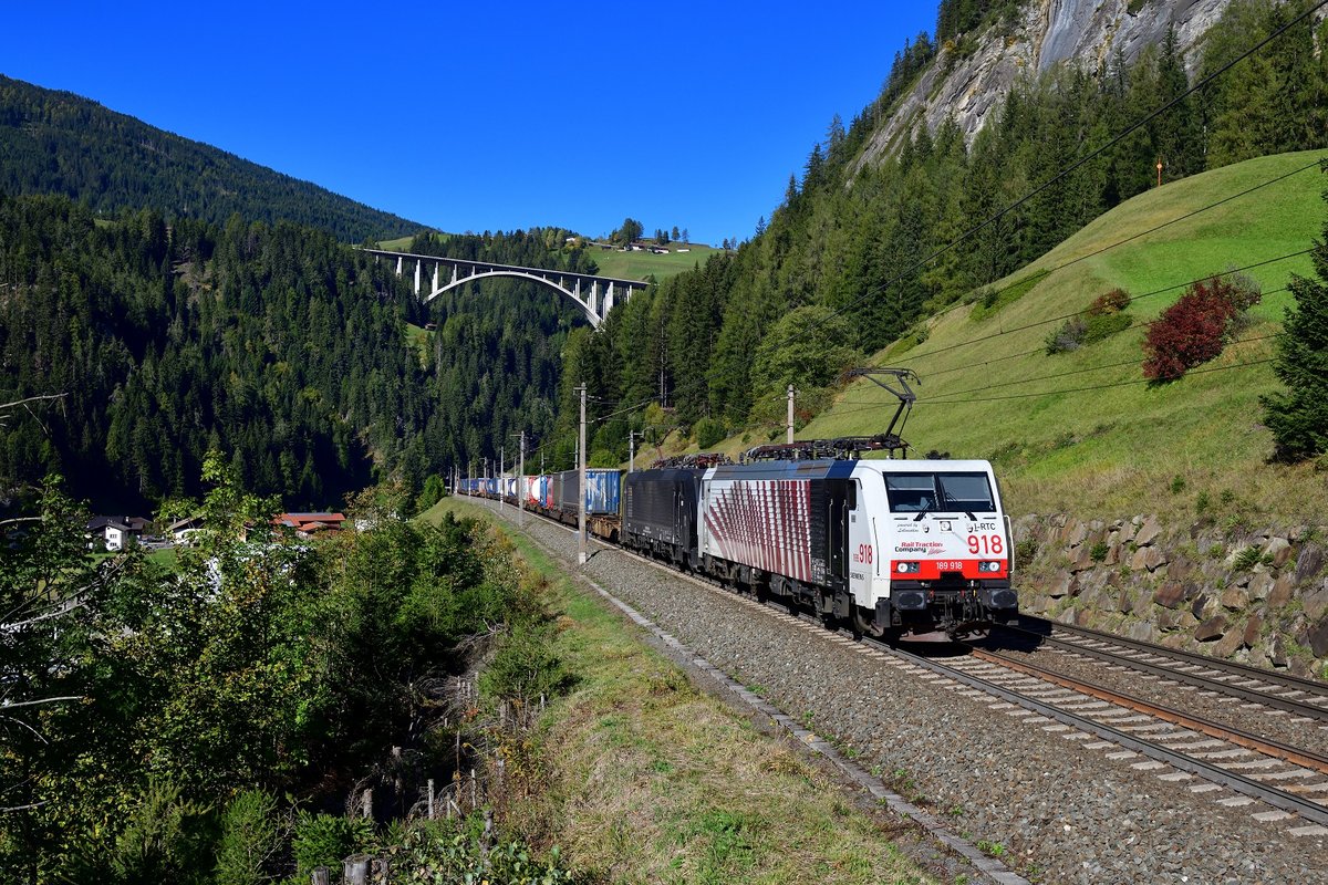 189 918 + 189 924 mit TEC 43125 am 12.10.2019 bei St. Jodok am Brenner.