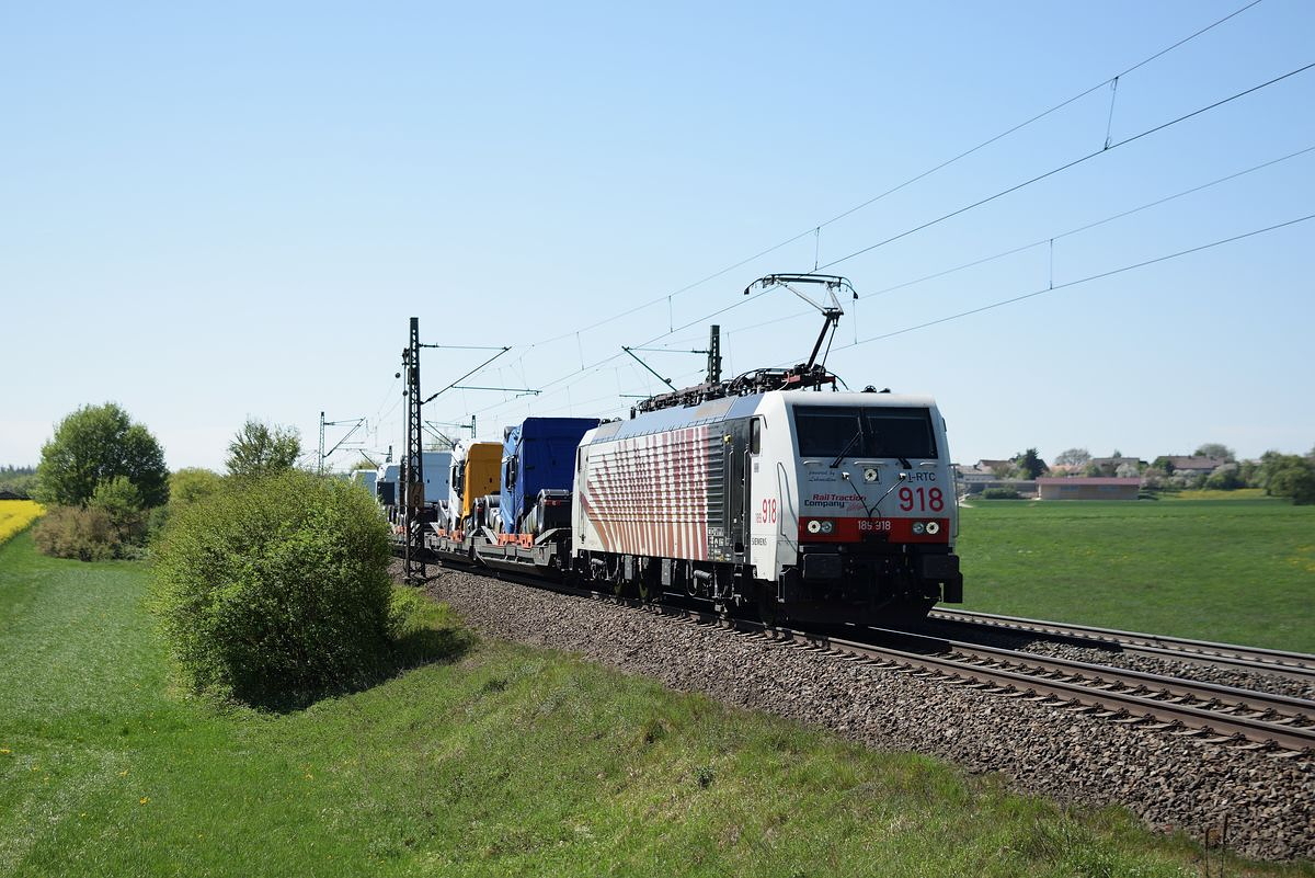 189 918 von Lokomotion zieht am 29. April 2018 einen mit LKW-Zugmaschinen beladenen Ganzzug durch Westerstetten Richtung Ulm.
