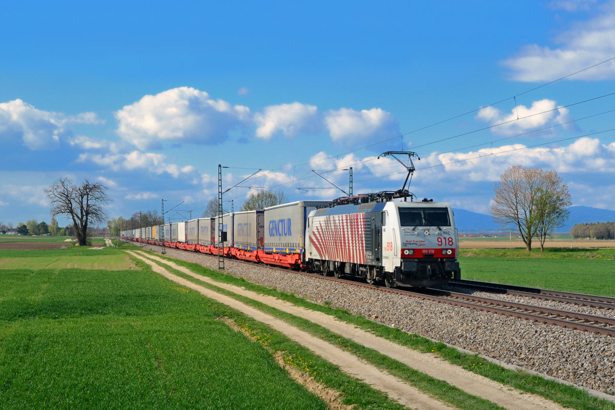189 918 mit einem KLV am 18.04.2015 bei Langenisarhofen. 