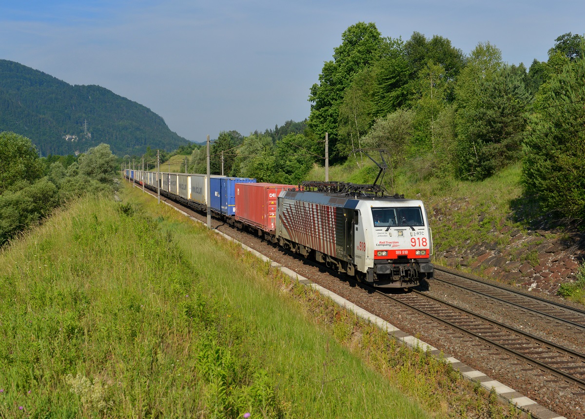 189 918 mit TEC 41856 am 08.06.2015 bei Neuhaus an der Gail. 