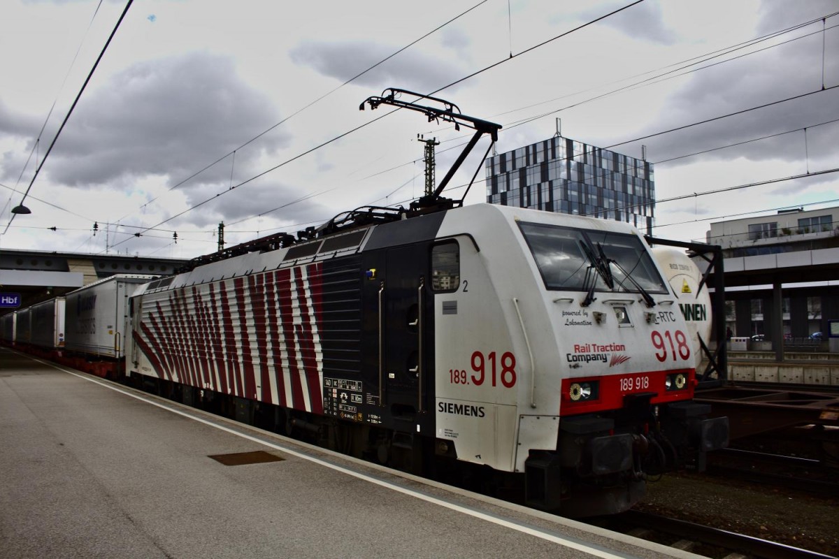 189 918  Zebra , am 03.04.2015 um 12:28 bei der Durchfahrt in Wels Hbf.

Flickr-Link: https://flic.kr/p/qZoiGi