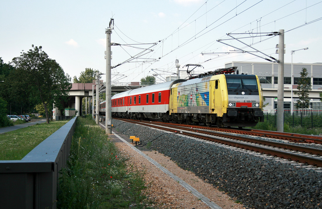 189 920 (damals für DBAutoZug im Einsatz) mit einem Autoreisezug nach Verona.// Köln-Deutz // 8. Juni 2008