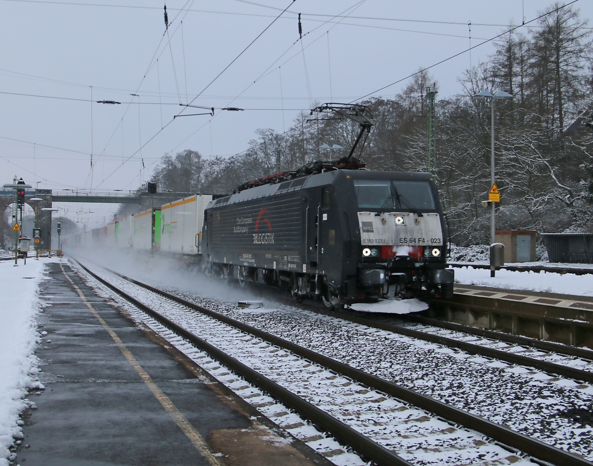 189 923 (ES 64 F4-023) mit KLV-Zug in Fahrtrichtung Norden. Aufgenommen am 17.01.2016 in Eichenberg.