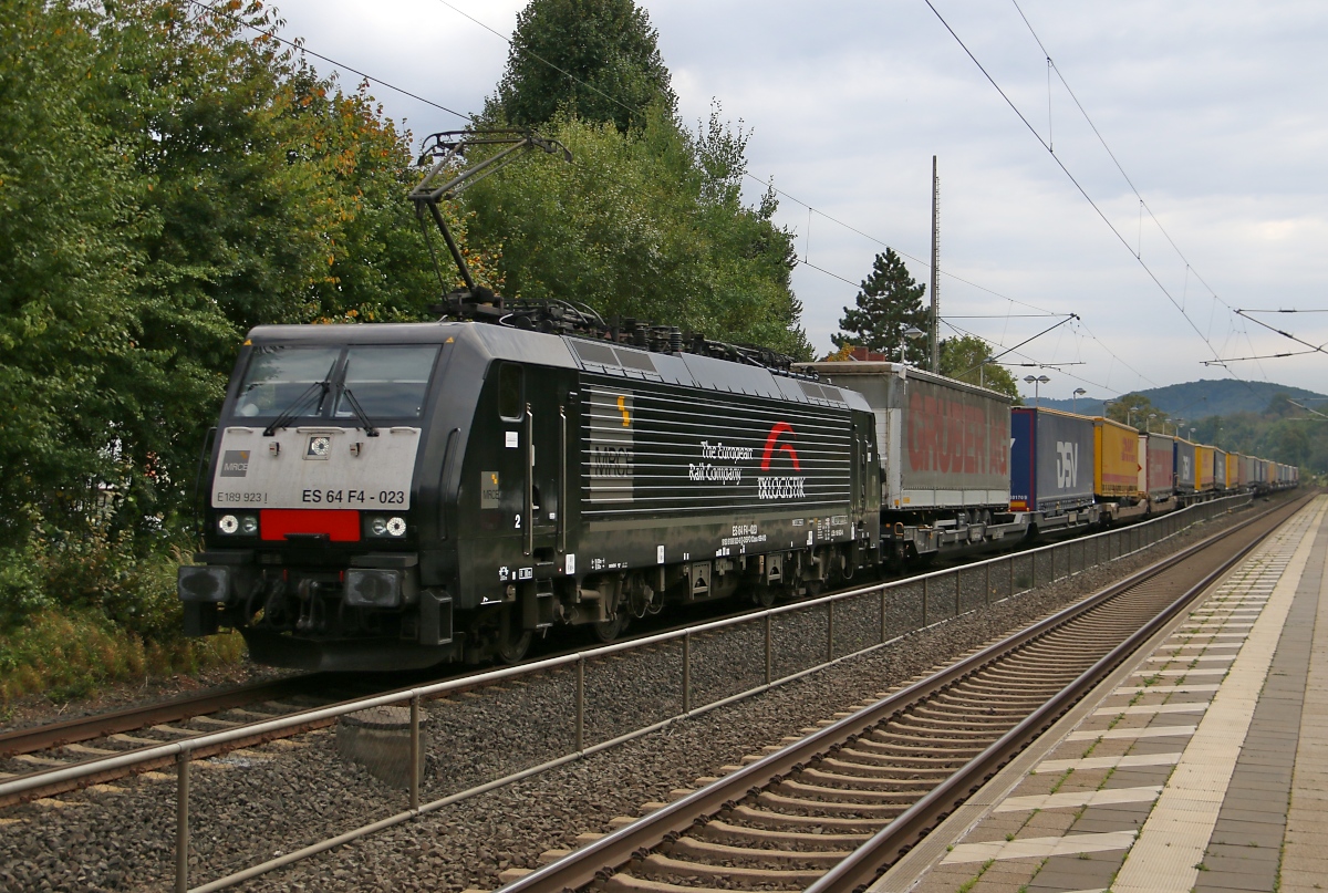 189 923 (ES 64 F4-023) mit KLV-Zug in Fahrtrichtung Norden. Aufgenommen am 18.09.2014 in Wehretal-Reichensachsen.
