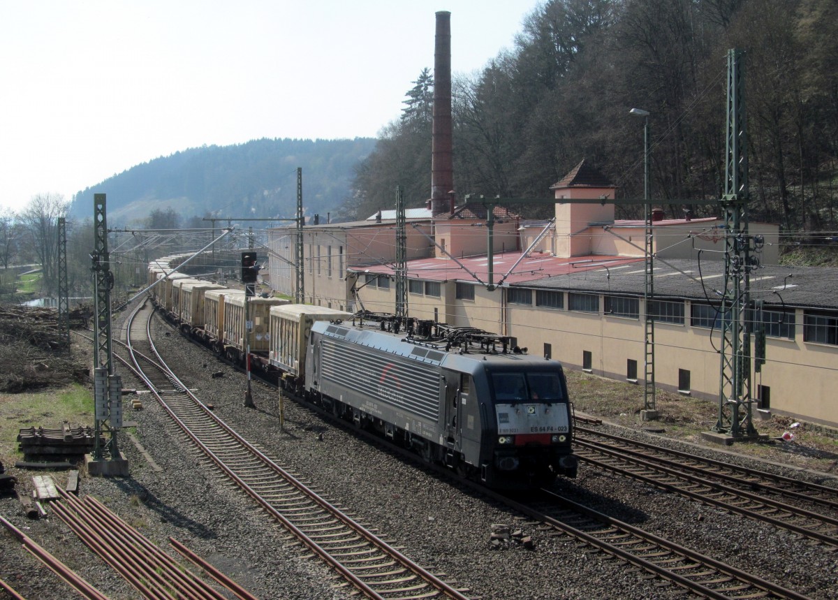 189 923 von TX Logistik zieht am 29. März 2014 einen Containerzug durch Kronach in Richtung Saalfeld.