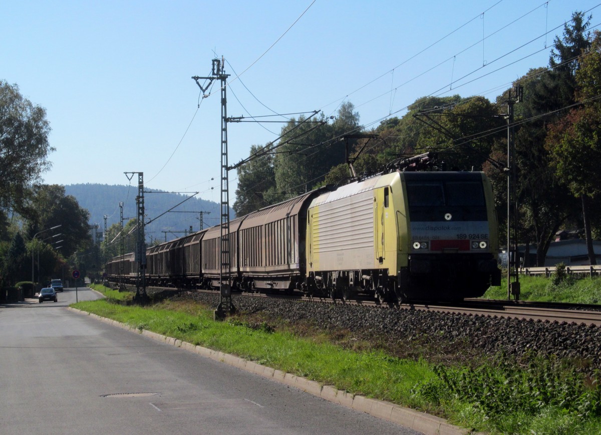 189 924 von Dispolok zieht am 03. Oktober 2013 einen H-Wagenzug durch das Kronacher Stadtgebiet in Richtung Ludwigsstadt.