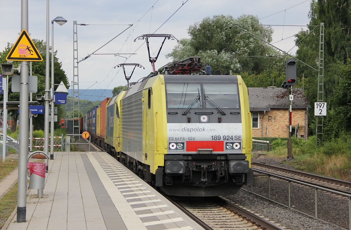 189 924 (ES 64 F4-024) mit einer 182 in Doppeltraktion, beide noch in  Dispo-Gelb  und Containerzug in Fahrtrichtung Süden. Aufgenommen am 11.08.2013 in Wehretal-Reichensachsen.