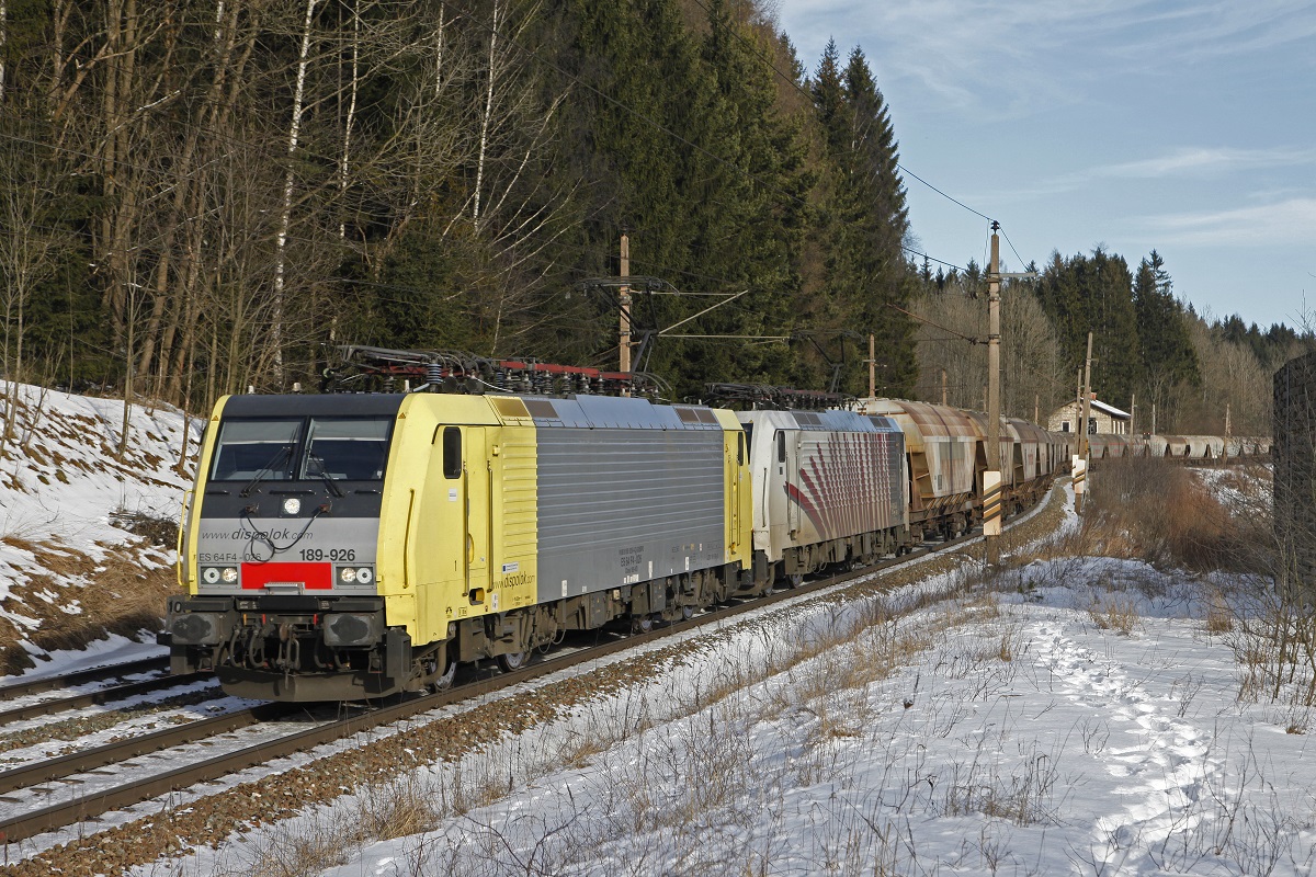 189-926 + 189.... mit Güterzug bei Steinhaus am 13.01.2015.