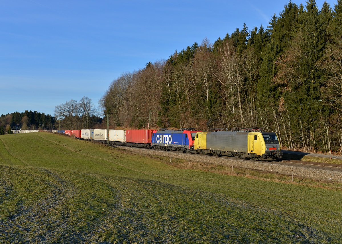 189 926 + Re 482 045 mit einem Ekol-KLV am 24.12.2013 bei Hufschlag. 