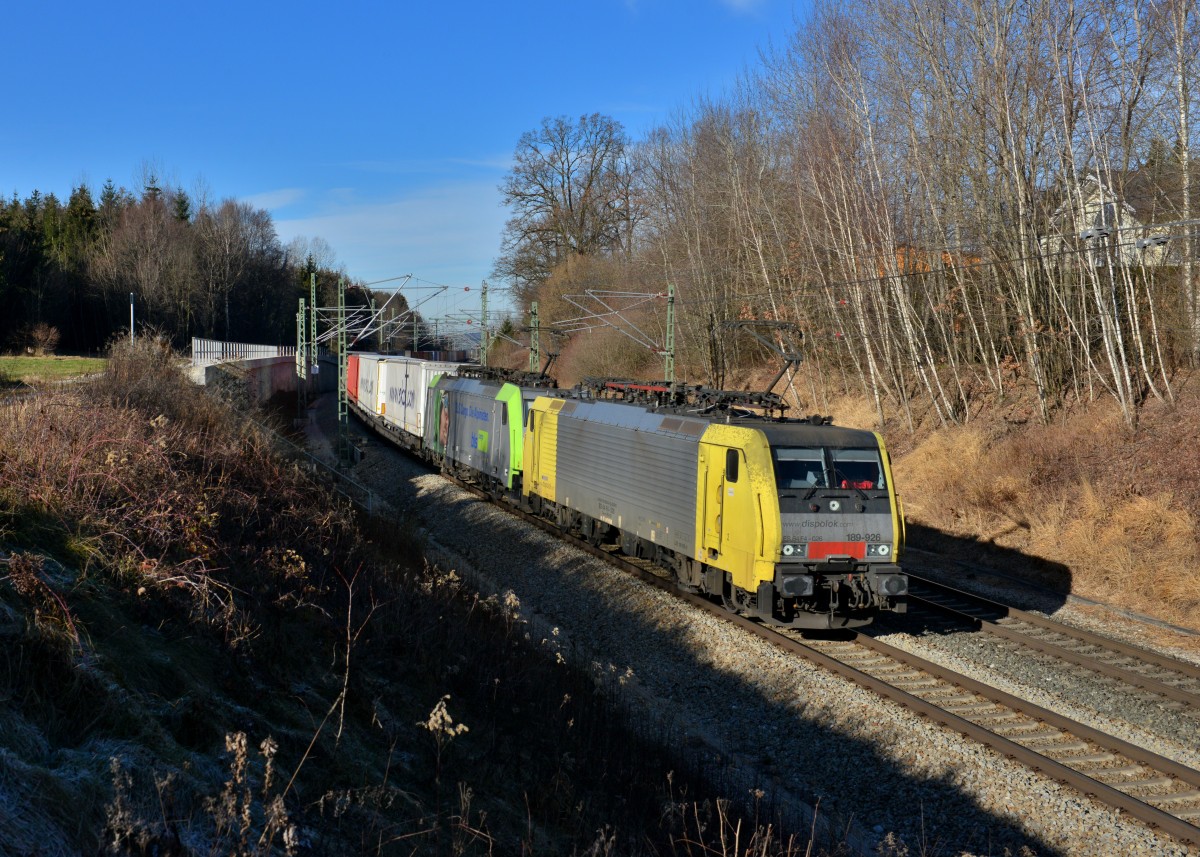 189 926 + Re 486 507 mit DGS 41857 am 13.12.2015 bei Ostermünchen. 