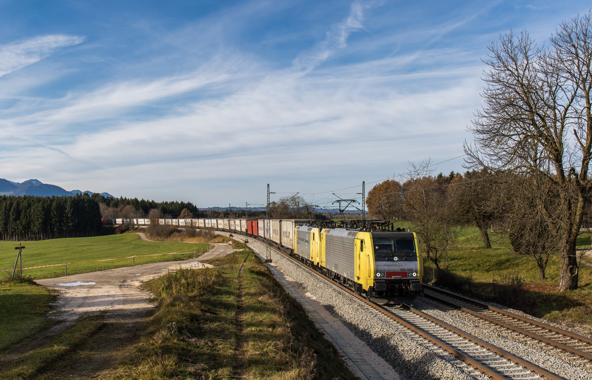 189 926 und 189 902 fahren mit einem EKOL bei Grabenstätt in Richtung Salzburg, aufgenommen am 20. November 2016.