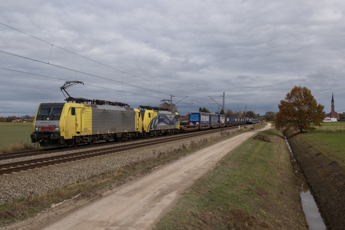 189 926 und 189 912 mit dem 41850 am 7. November 2015 bei Übersee.