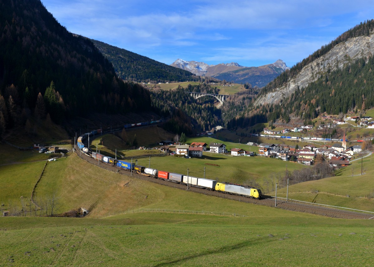189 926 mit einem KLV am 19.11.2015 bei St. Jodok am Brenner. 