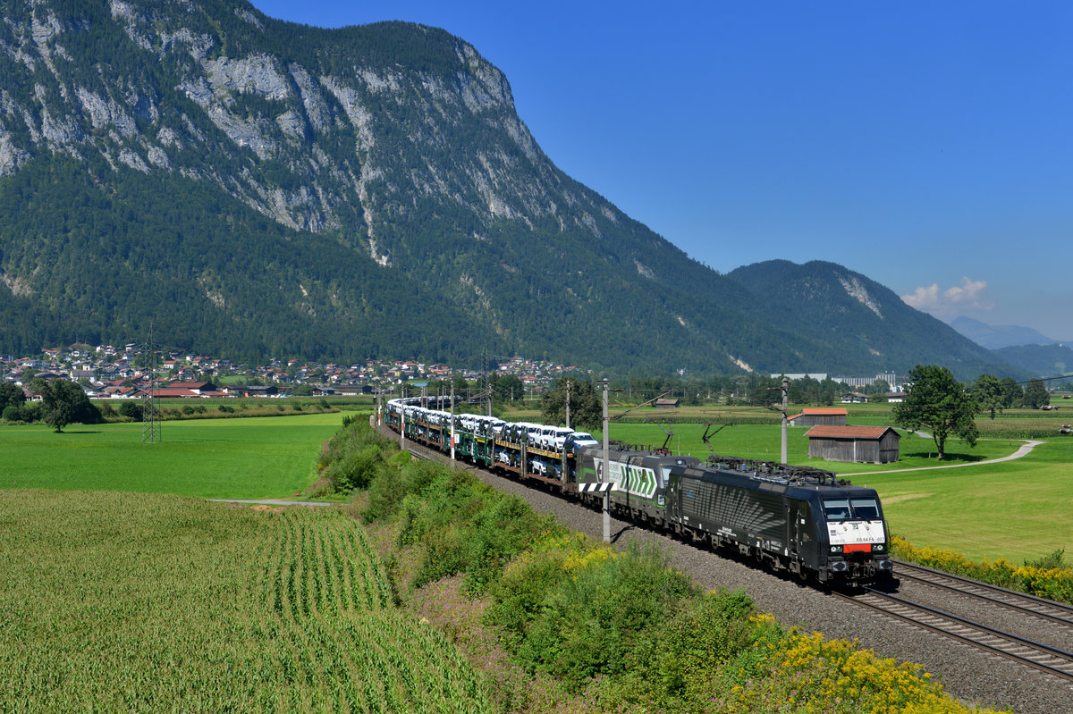 189 927 + 193 208 mit DGS 48865 am 27.08.2016 bei Kirchbichl. 