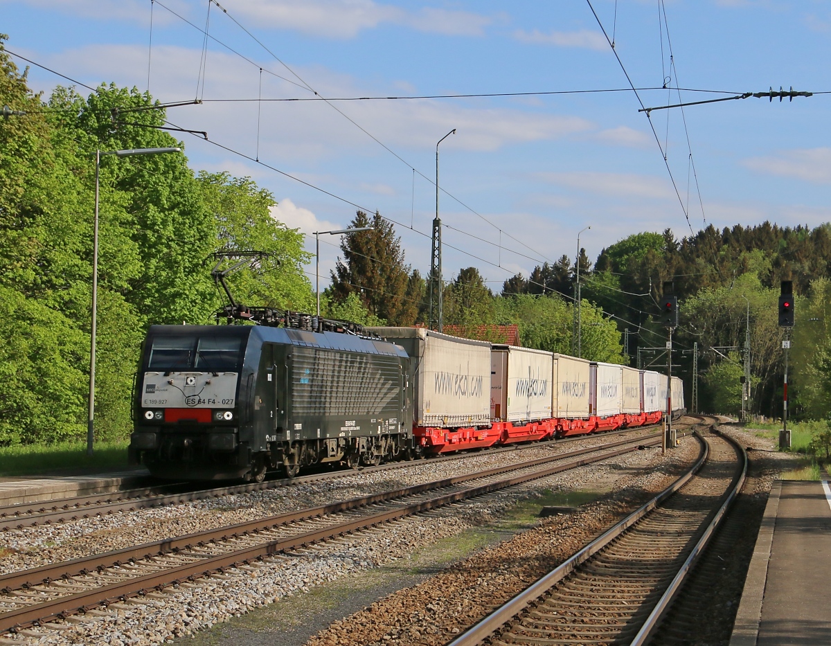 189 927 mit Ekol-Aufliegern in Fahrtrichtung München. Aufgenommen am 07.05.2015 in Aßling.