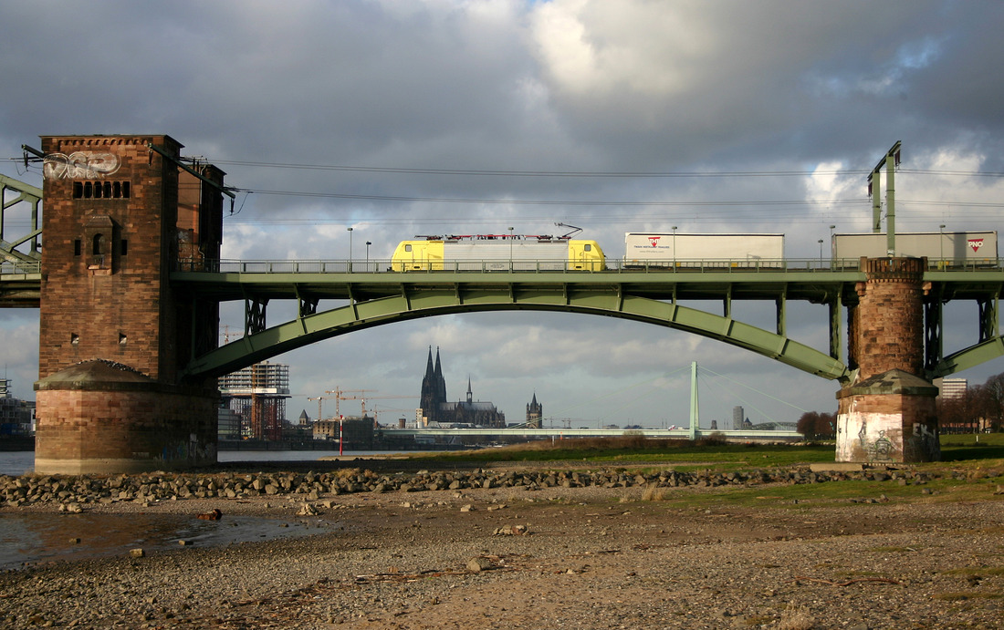 189 928 (damals für Lokomotion im Einsatz). // Köln-Poll, Südbrücke // 1. Dezember 2007