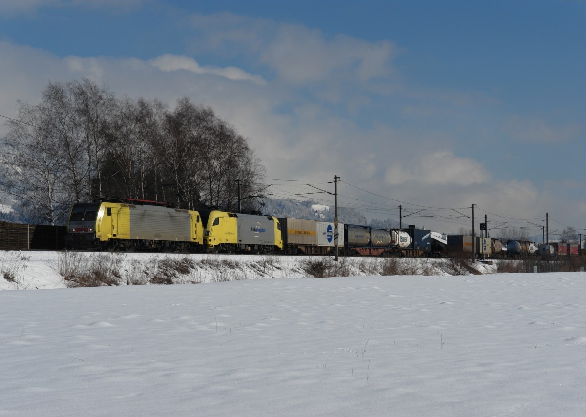 189 930 + 182 537 mit einem KLV am 25.02.2009 bei Brixlegg.