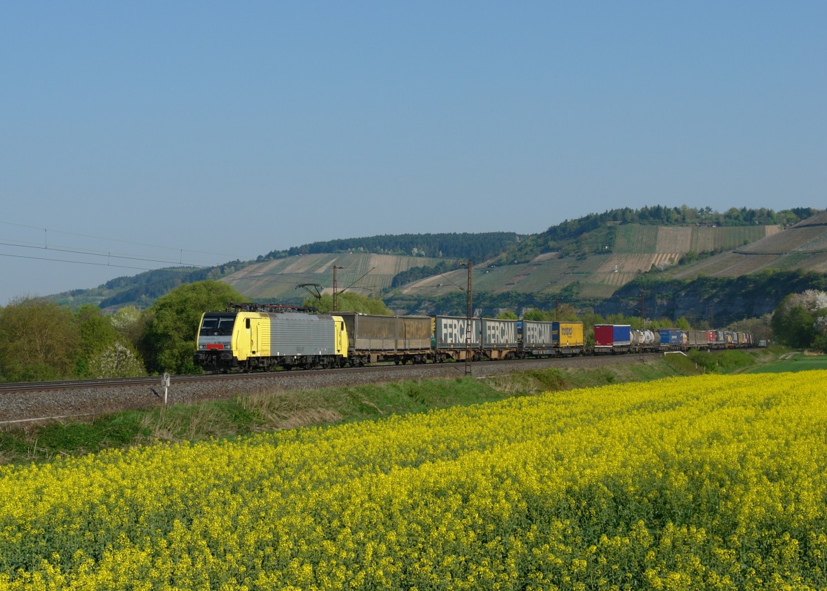 189 930 mit einem KLV am 19.04.2011 bei Himmelstadt.