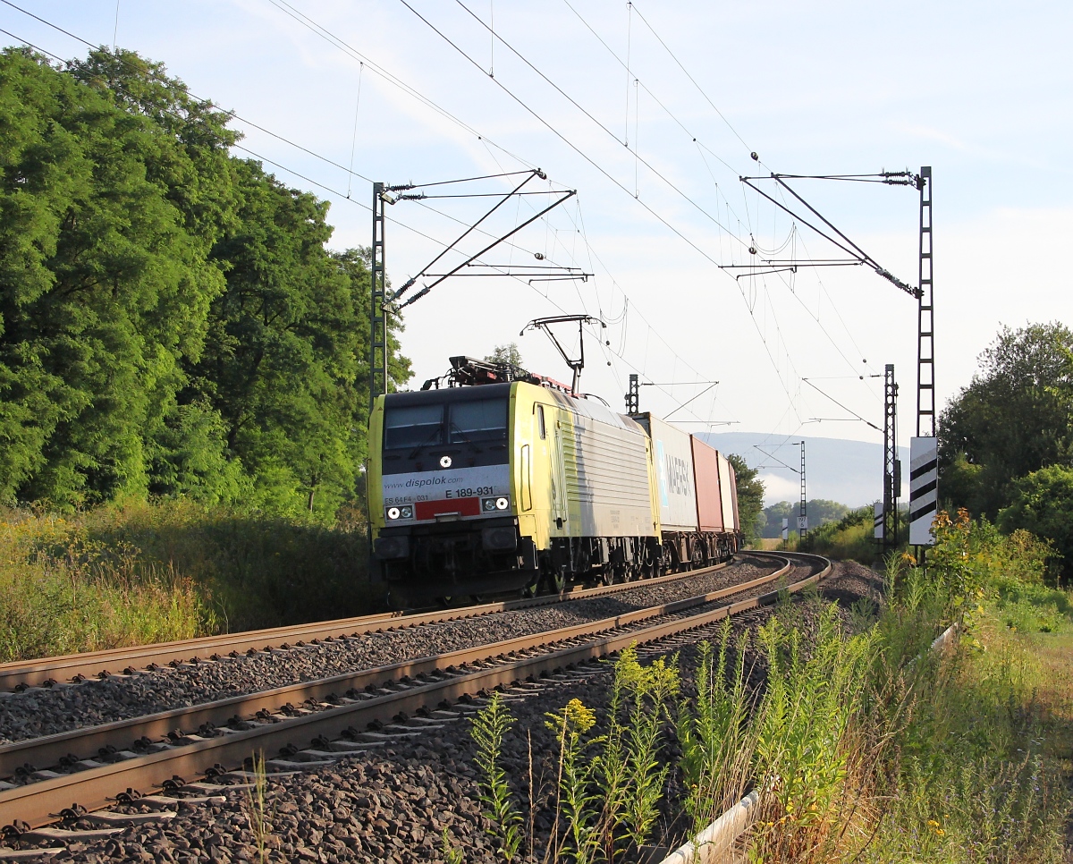 189 931 (ES 64 F4-031) mit Containerzug in Fahrtrichtung Süden. Aufgenommen am 01.08.2013 bei Wehretal-Reichensachsen.