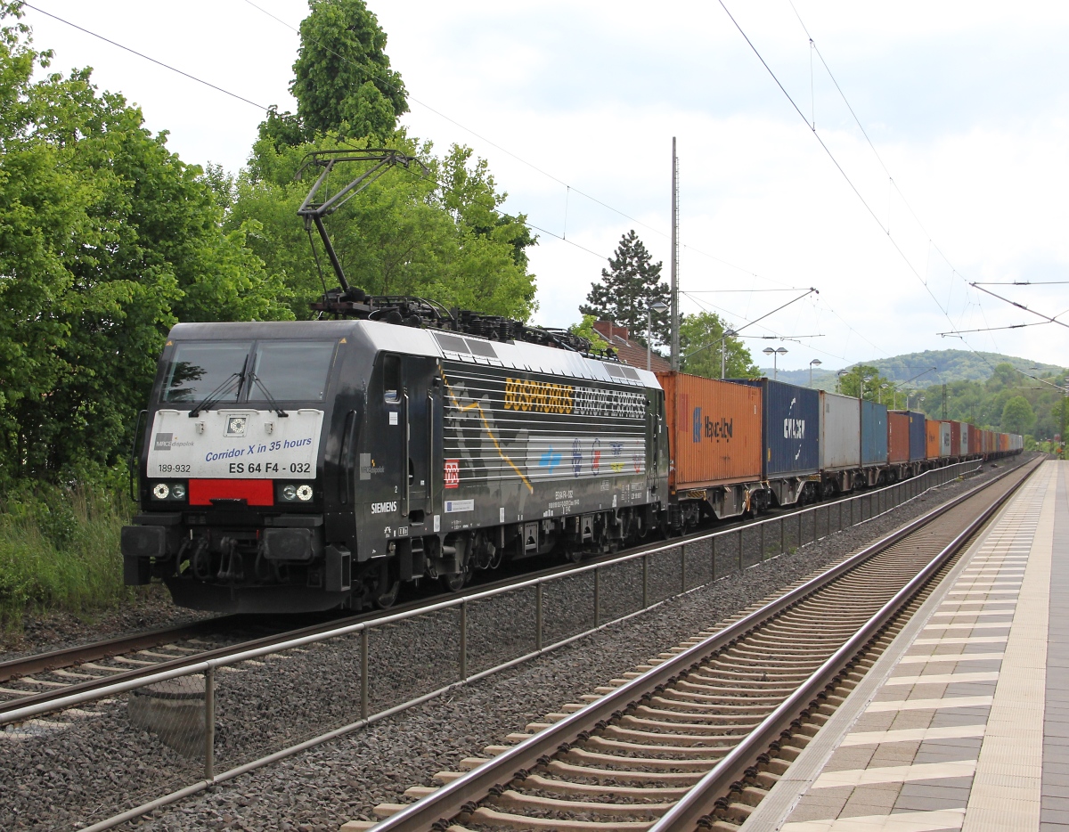 189 932 (ES 64 F4-032) mit Containerzug in Fahrtrichtung Norden. Aufgenommen am 24.05.2013 in Wehretal-Reichensachsen.