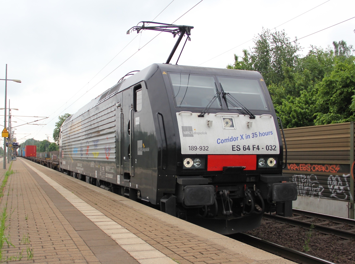 189 932 (ES 64 F4-032) mit Containerzug in Fahrtrichtung Wunstorf. Aufgenommen in Dedensen-Gmmer am 30.05.2013.