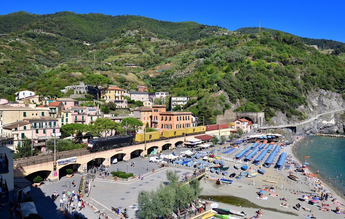 189 934 mit einem Containerzug am 06.09.2023 bei Monterosso.