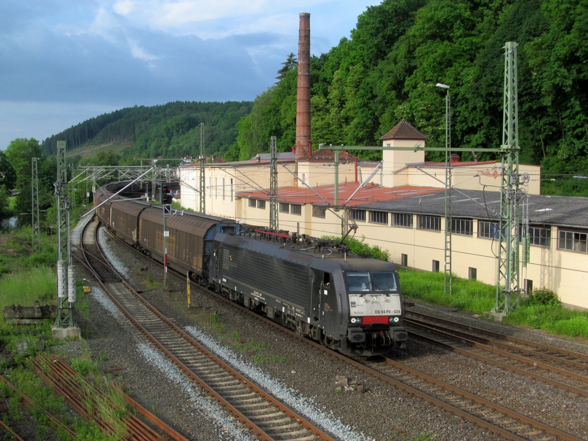 189 934 von MRXE / TXL zieht am 24. Mai 2014 einen H-Wagenzug durch Kronach in Richtung Saalfeld.