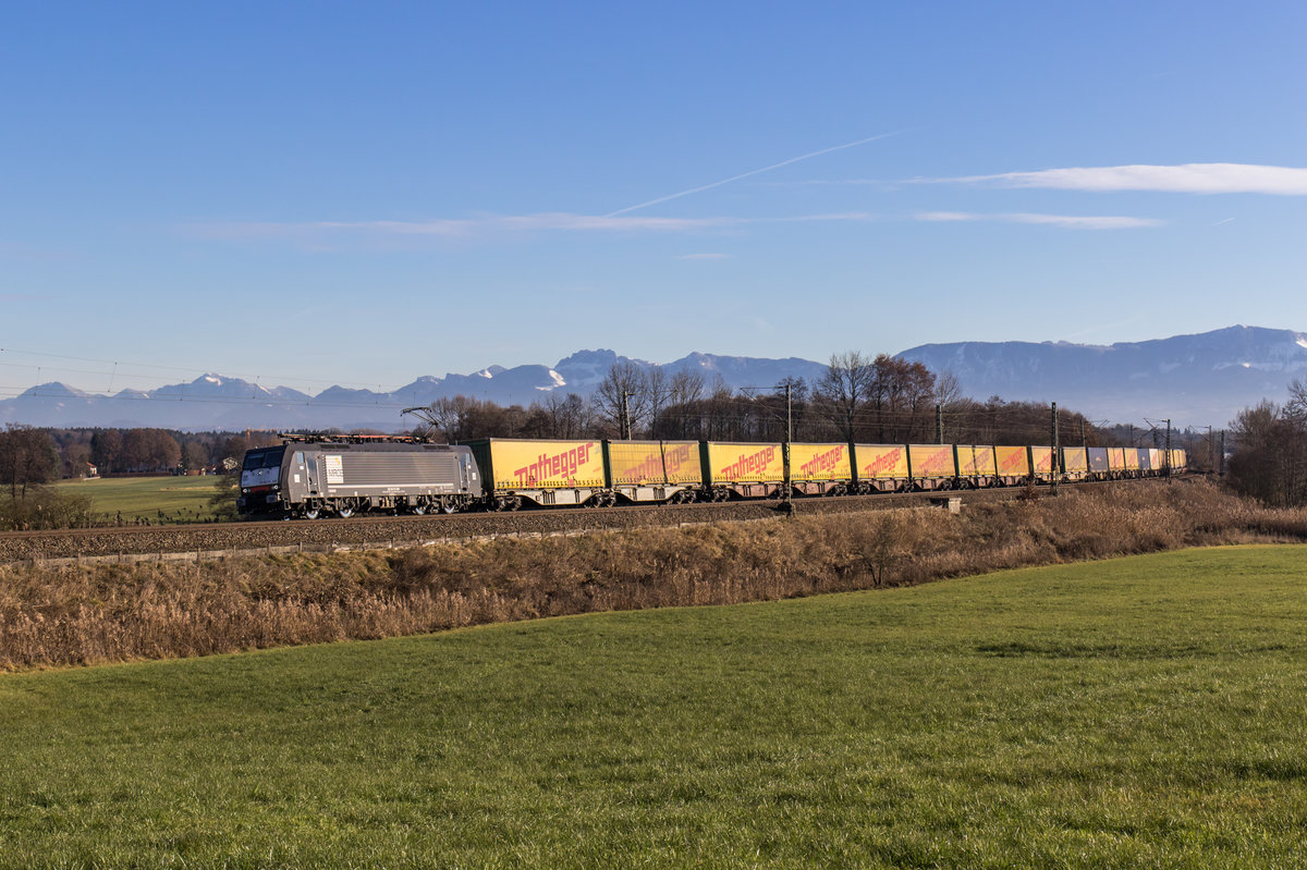 189 934 von TX Logistik fährt mit einem KLV bei Großkarolinenfeld in Richtung München, aufgenommen am 13. Dezember 2016.