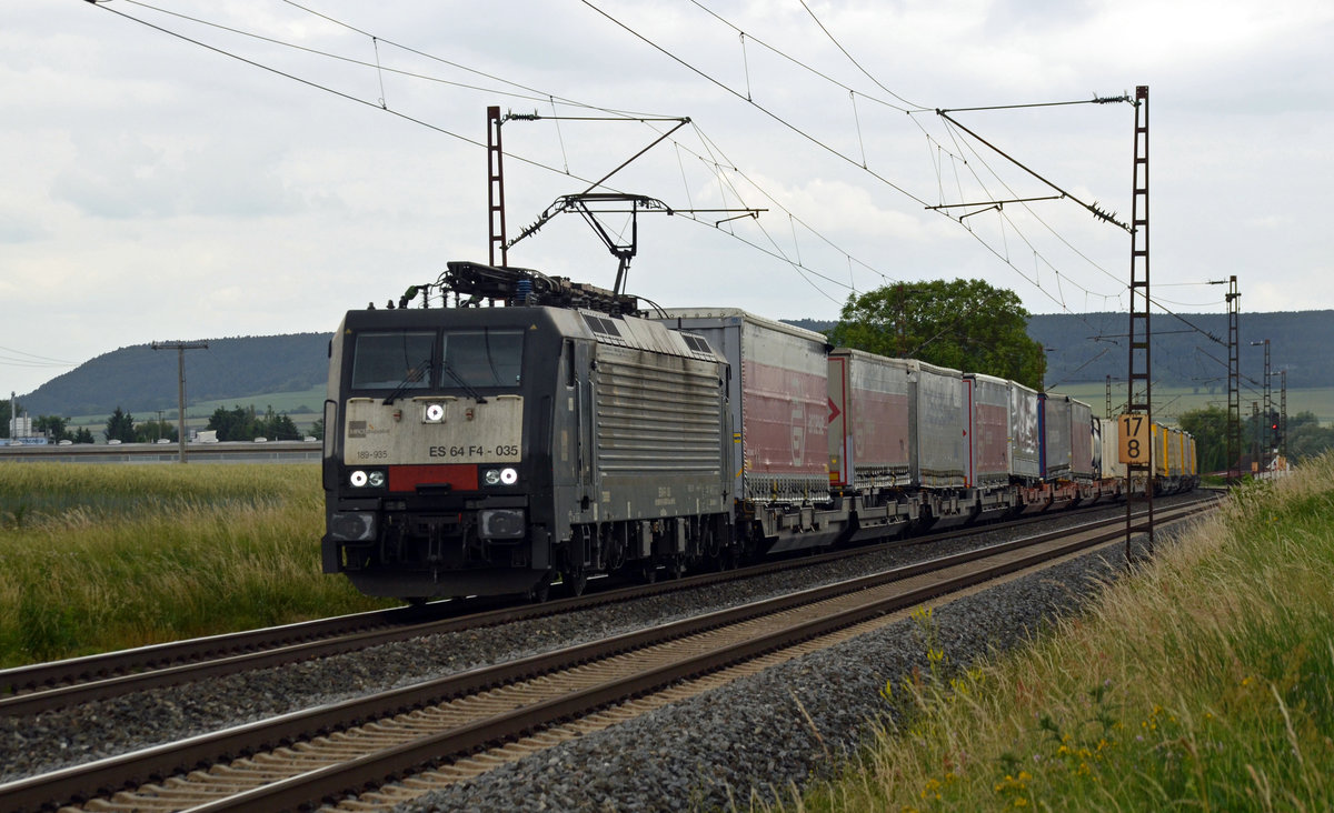 189 935, welche für die TX unterwegs ist, führte am 16.06.17 einen Zug des kombinierten Verkehrs durch Retzbach-Zellingen Richtung Gemünden.