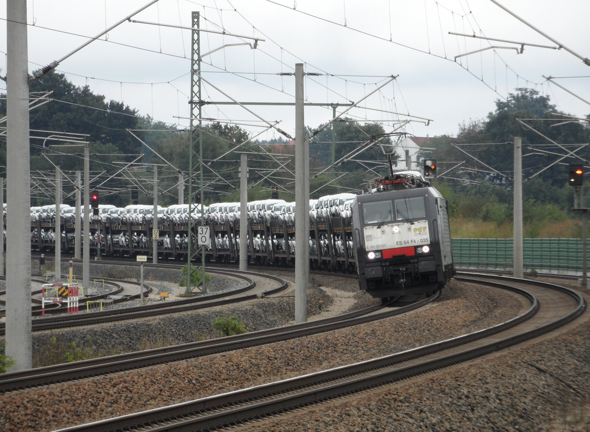 189 935 zieht einen Autozug nach München. Am 30.08.10 in Petershausen.