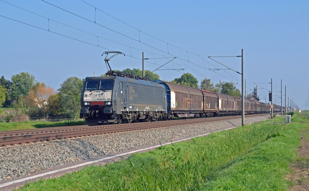 189 937 durchfährt mit dem Schiebewandwagenzug von Rostock-Seehafen nach Trevisio die Ortschaft Braschwitz in Richtung Halle(S).
