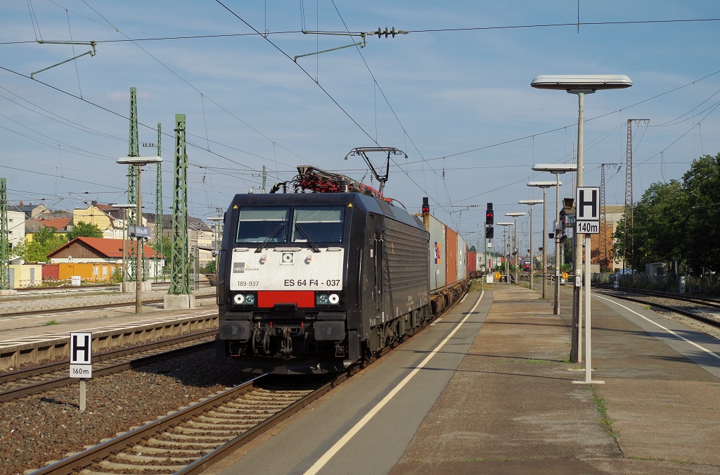 189 937 MRCE mit Containerzug am 22.08.2013 in Frth Hbf gen Wrzburg. 