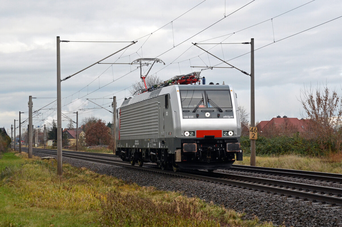 189 938 der akiem war am 12.12.23 vom Werk Dessau aus auf Probefahrt nach Jüterbog. Hier passiert Greppin Richtung Bitterfeld.