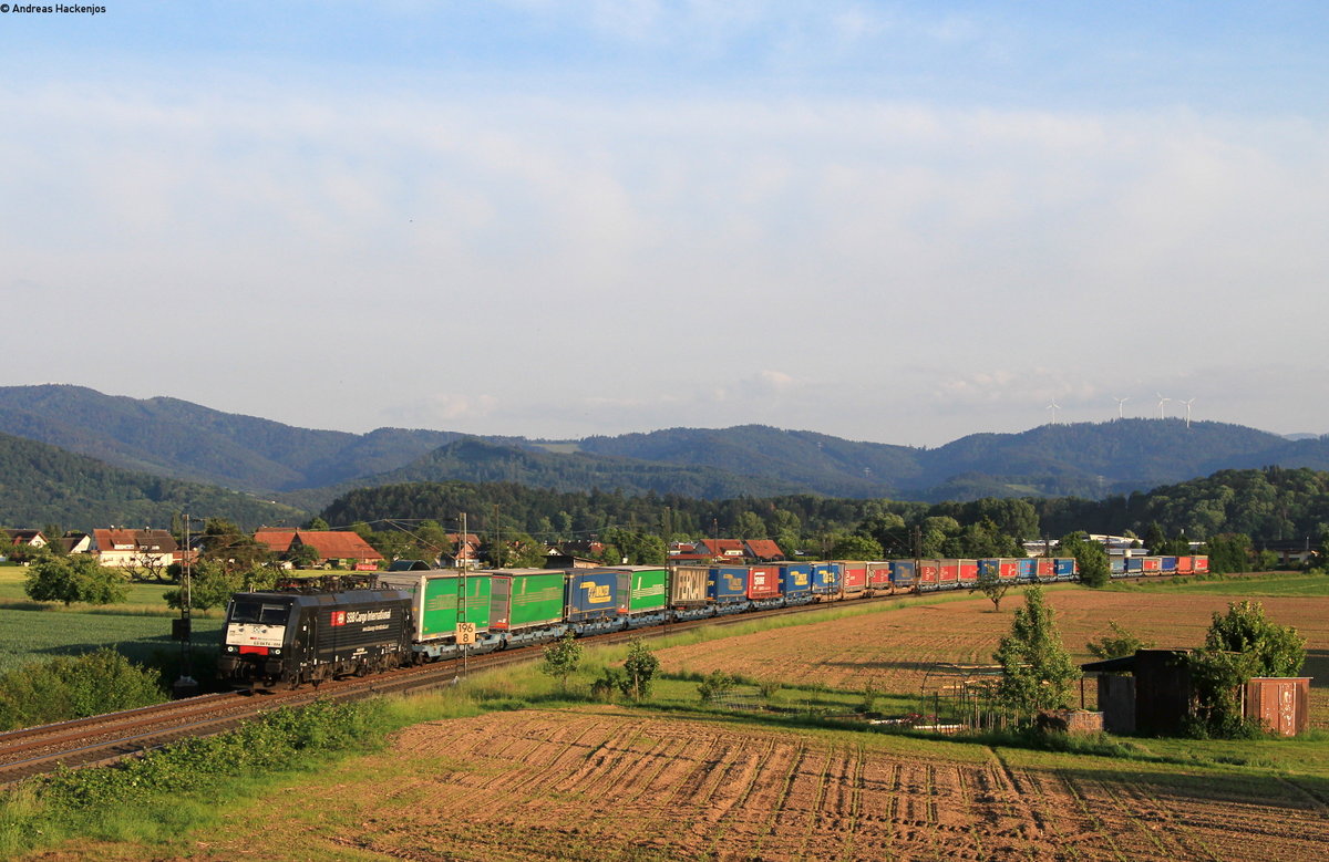 189 984-8 mit dem DGS 43770 (Novara Boschetto-Köln Eifeltor) bei Kollmarsreute 16.5.20