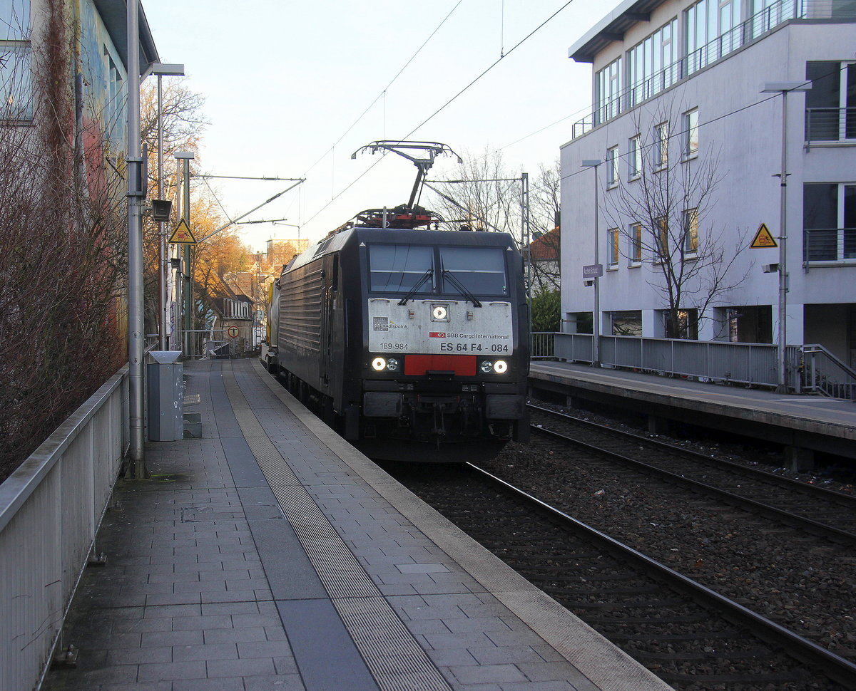 189 984-8 von SBB-Cargo(International) kommt aus Richtung Aachen-West mit einem Containerzug aus Antwerpen-Oorderen(B) nach Gallarate(I) und fährt durch Aachen-Schanz in Richtung Aachen-Hbf,Aachen-Rothe-Erde,Stolberg-Hbf(Rheinland)Eschweiler-Hbf,Langerwehe,Düren,Merzenich,Buir,Horrem,Kerpen-Köln-Ehrenfeld,Köln-West,Köln-Süd. Aufgenommen vom Bahnsteig von Aachen-Schanz.
Am Kalten Morgen vom 13.2.2019.