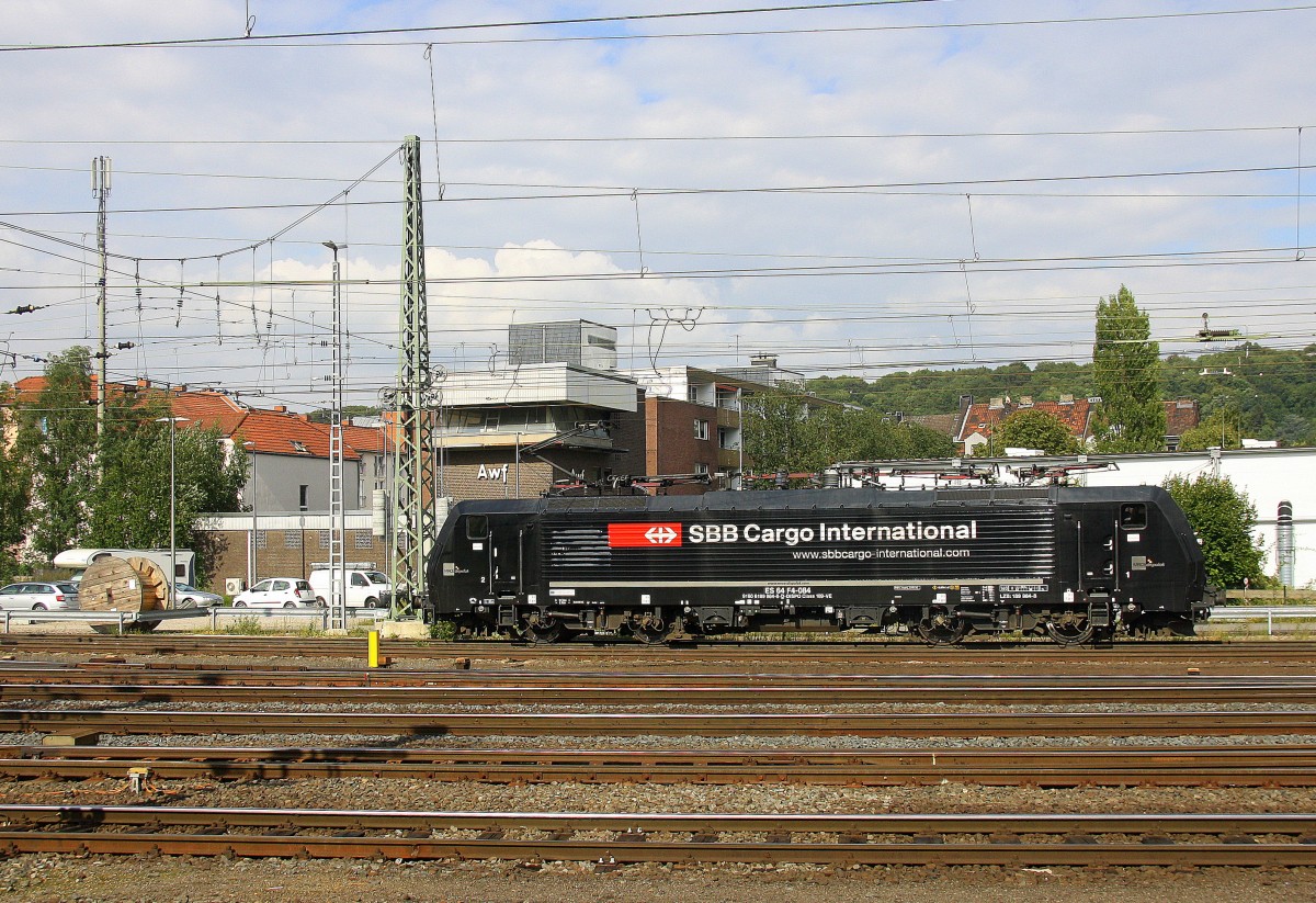 189 984-8 von SBB-Cargo(International) rangiert in Aachen-West.
Aufgenommen vom Bahnsteig in Aachen-West.
Bei Sonne und Regenwolken am Nachmittag vom 4.9.2015.