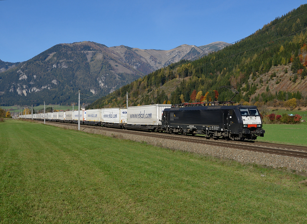 189 986 war am 26.10.2013 mit dem  Ekol  GZ 43553 auf der Kronprinz Rudolf-Bahn unterwegs und wurde von mir bei Seiz fotografiert.