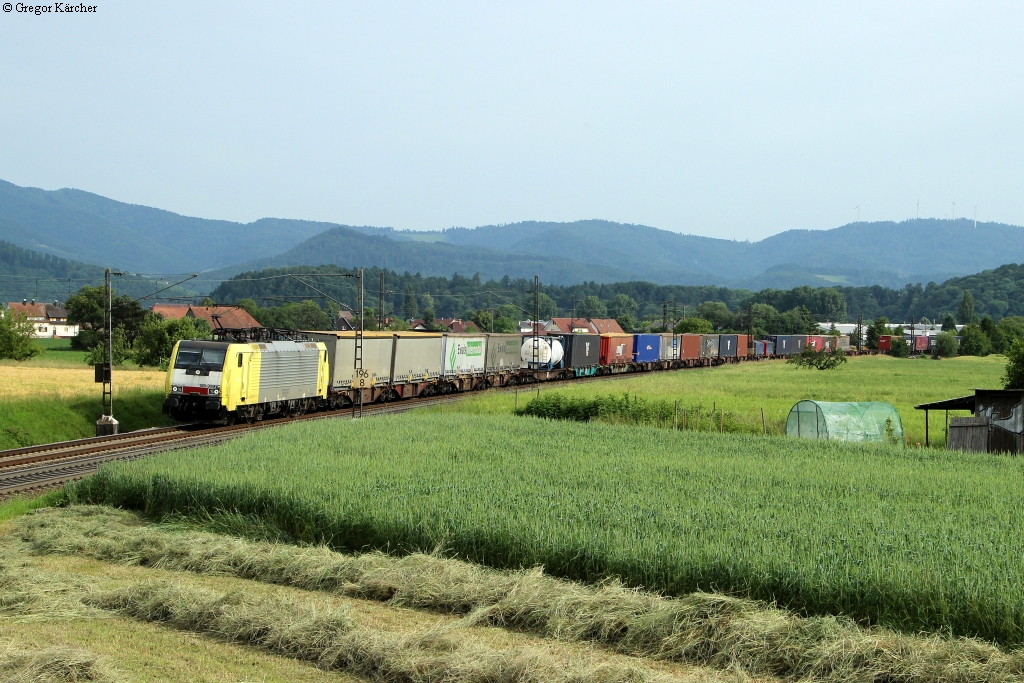 189 989 mit einem Kistenzug Richtung Norden bei Kollmarsreute, 07.06.2014.