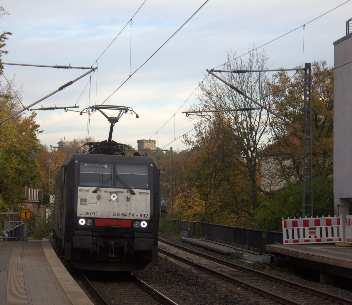 189 992-1 von MRCE  kommt aus Richtung Aachen-West mit einem Containerzug aus Antwerpen-Oorderen(B) nach Gallarate(I) und fährt durch Aachen-Schanz in Richtung Aachen-Hbf,Aachen-Rothe-Erde,Stolberg-Hbf(Rheinland)Eschweiler-Hbf,Langerwehe,Düren,Merzenich,Buir,Horrem,Kerpen-Köln-Ehrenfeld,Köln-West,Köln-Süd. Aufgenommen vom Bahnsteig von Aachen-Schanz.
Am Morgen vom 30.10.2019.