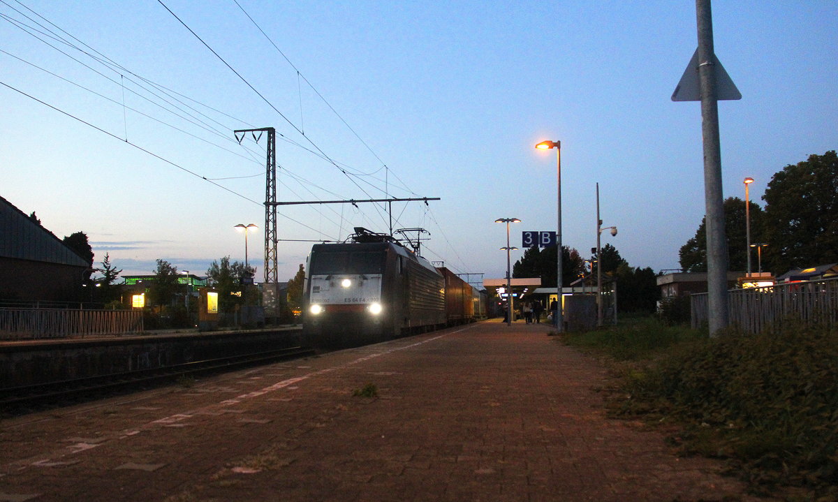 189 992-1 von MRCE kommt mit einem Containerzug aus Rotterdam-Europoort(NL) nach Milano- Smistamento(I) und kommt aus Richtung Mönchengladbach-Hbf und fährt durch den Rheydter-Hbf in Richtung Grevenbroich,Köln. 
Aufgenommen vom Bahnsteig 3 in Rheydt-Hbf.
In der Abenddämmerung am Abend vom 6.10.2018.