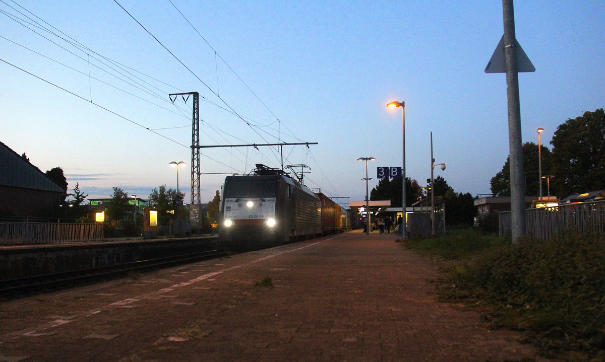 189 992-1 von MRCE kommt mit einem Containerzug aus Rotterdam-Europoort(NL) nach Milano- Smistamento(I) und kommt aus Richtung Mönchengladbach-Hbf und fährt durch den Rheydter-Hbf in Richtung Grevenbroich,Köln. 
Aufgenommen vom Bahnsteig 3 in Rheydt-Hbf.
In der Abenddämmerung am Abend vom 6.10.2018.