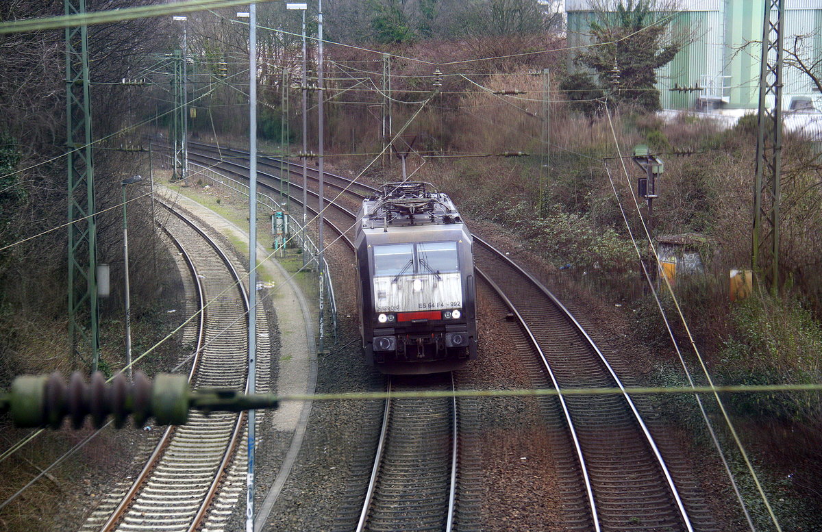 189 992 von MRCE kommt als Lokzug aus Köln-Eifeltor(D) nach Aachen-West und kommt aus Richtung Köln,Aachen-Hbf in Richtung Aachen-Schanz,Aachen-West.
Aufgenommen von einer Brücke von der Weberstraße in Aachen.
Bei Wolken am Nachmittag vom 17.3.2017.
