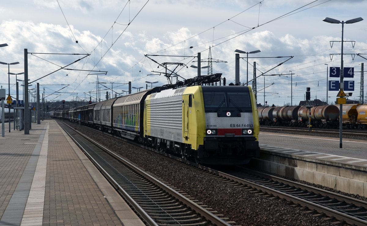 189 993 führte am 09.03.19 den TX-Papierzug über das Gegengleis durch den Bahnhof Bitterfeld vorbei an der wartenden S-Bahn Richtung Wittenberg.