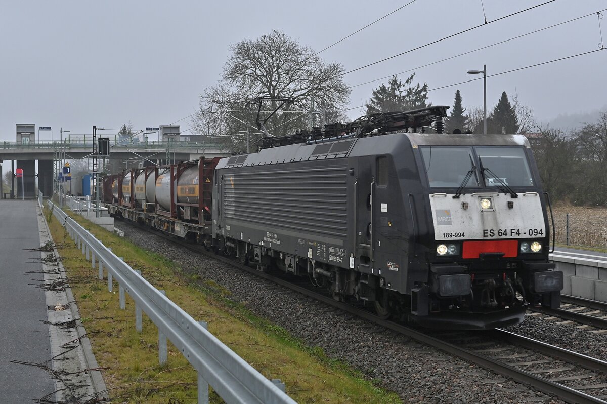 189 994 mit einem KLV in Sulzbach gen Weinheim fahrend am 14.12.2021