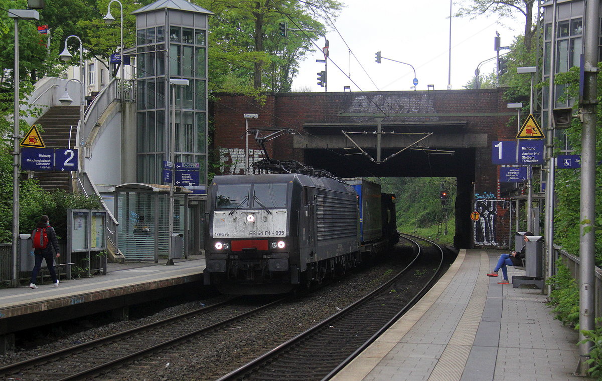 189 995-4  von MRCE/SBB-Cargo kommt aus Richtung Köln,Aachen-Hbf mit einem Containerzug aus Gallarate(I) nach Antwerpen-Oorderen(B) und  fährt durch Aachen-Schanz in Richtung Aachen-West.
Aufgenommen vom Bahnsteig von Aachen-Schanz.
Am Morgen vom 3.5.2019.