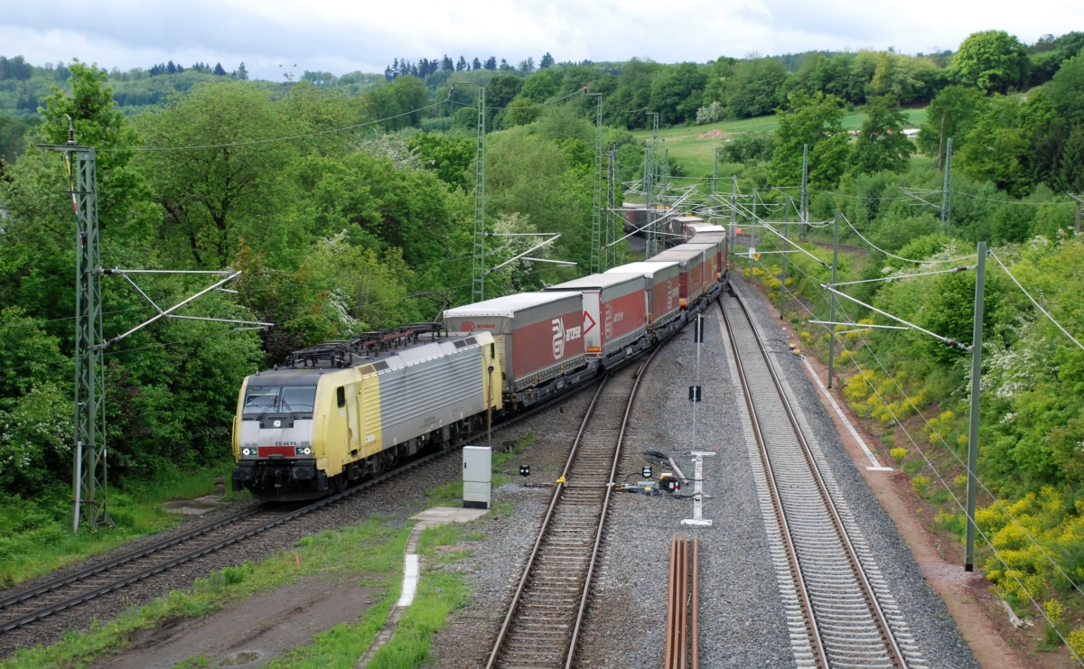 189 995 von Dispolok zweigt am 9.5.2014 am Standort der ehemaligen Blockstelle Ziegenberg mit einem KLV-Zug von der Kinzigtalbahn auf die eingleisige Verbindungskurve nach Elm ab.