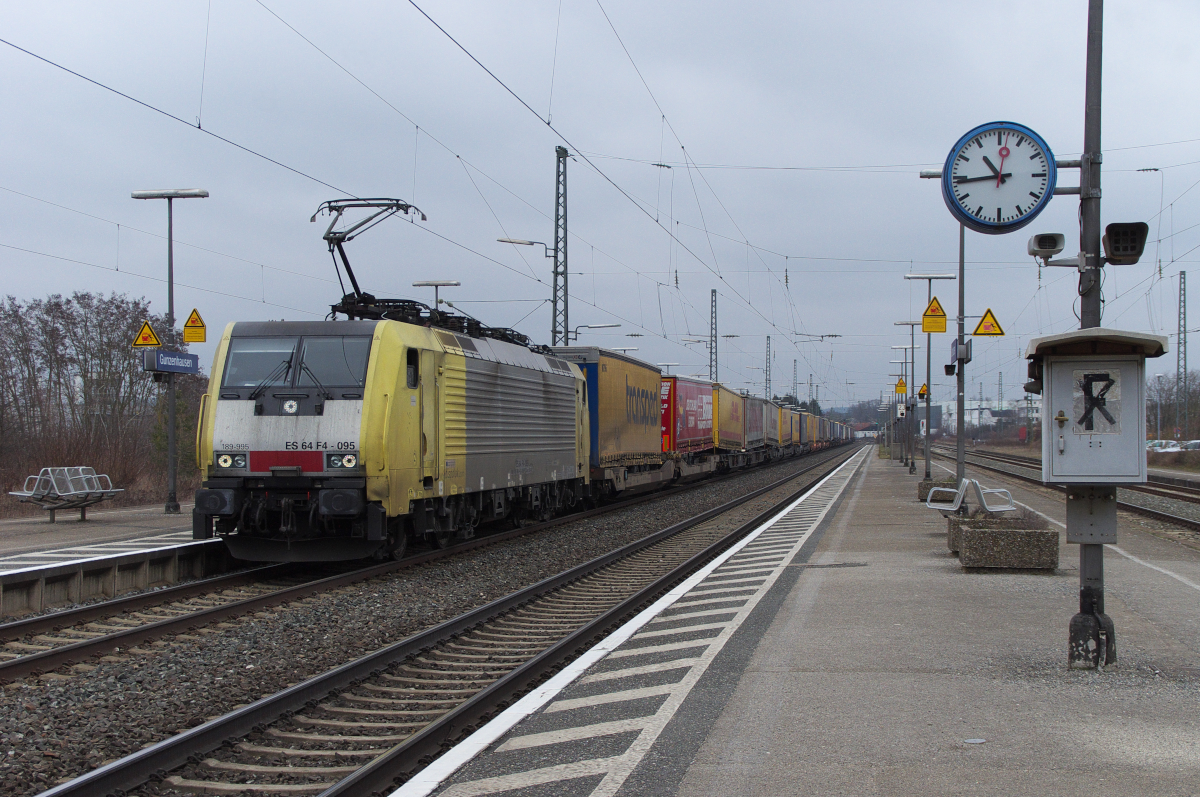 189 995 (ES 64 F4 095)ist mit einem KLV Zug nach Süden unterwegs und durchfährt den Bahnhof Gunzenhausen in Mittelfranken. 13.03.2016 Bahnstrecke 5321 Treuchtlingen - Würzburg.